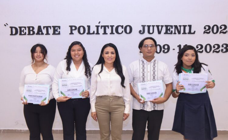 Entrega Blanca Merari reconocimientos a ganadores el Debate Juvenil 2023