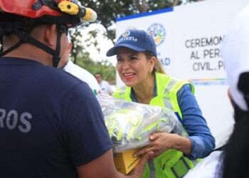 Entrega Lili Campos nuevos uniformes y equipo a elementos de Protección Civil en Solidaridad