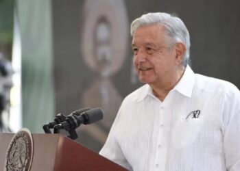 “Ha demostrado ser un hombre responsable”: AMLO celebra que Ebrard permanezca en Morena