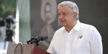 “Ha demostrado ser un hombre responsable”: AMLO celebra que Ebrard permanezca en Morena