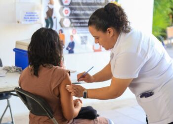 Jornada de vacunación de covid e influenza en Playa del Carmen