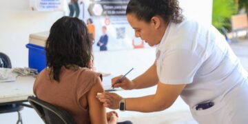 Jornada de vacunación de covid e influenza en Playa del Carmen