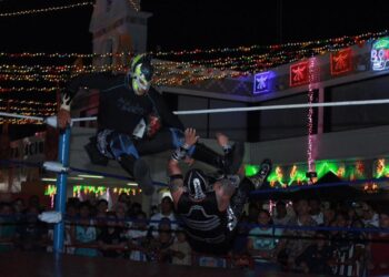 Lucha libre en tu colonia llegó al Festival de Día de Muertos en Playa del Carmen