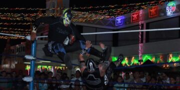 Lucha libre en tu colonia llegó al Festival de Día de Muertos en Playa del Carmen