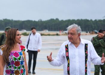 Mara Lezama acompaña a López Obrador a supervisar avances de aeropuerto y Tren Maya en Quintana Roo