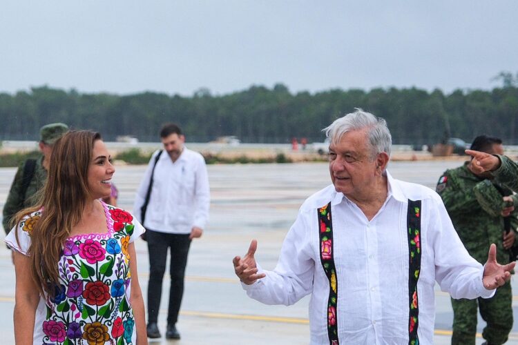 Mara Lezama acompaña a López Obrador a supervisar avances de aeropuerto y Tren Maya en Quintana Roo