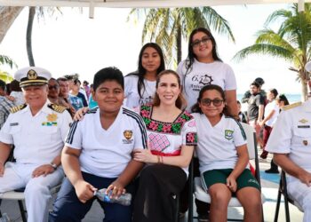 Encabeza Atenea Gómez Ricalde el desfile cívico-deportivo con motivo del CXIII Aniversario de la Revolución Mexicana en Isla Mujeres