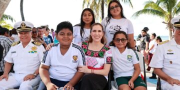 Encabeza Atenea Gómez Ricalde el desfile cívico-deportivo con motivo del CXIII Aniversario de la Revolución Mexicana en Isla Mujeres