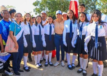 Realizan desfile revolucionario en Puerto Aventuras