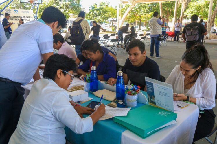 Realizan feria del empleo en Villamar 1 en Playa del Carmen