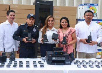 Recibe Blanca Merari patrulla y equipo de seguridad pública para Puerto Morelos
