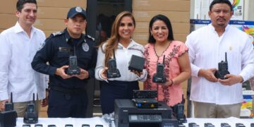 Recibe Blanca Merari patrulla y equipo de seguridad pública para Puerto Morelos