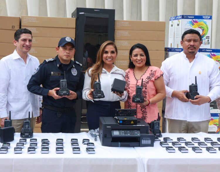 Recibe Blanca Merari patrulla y equipo de seguridad pública para Puerto Morelos