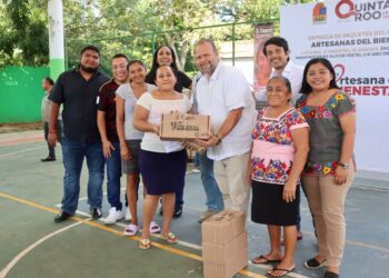 Reciben urdidoras y bordadoras de Leona Vicario paquetes del programa “Artesanas del Bienestar”