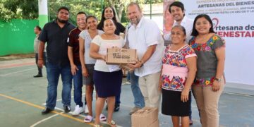 Reciben urdidoras y bordadoras de Leona Vicario paquetes del programa “Artesanas del Bienestar”