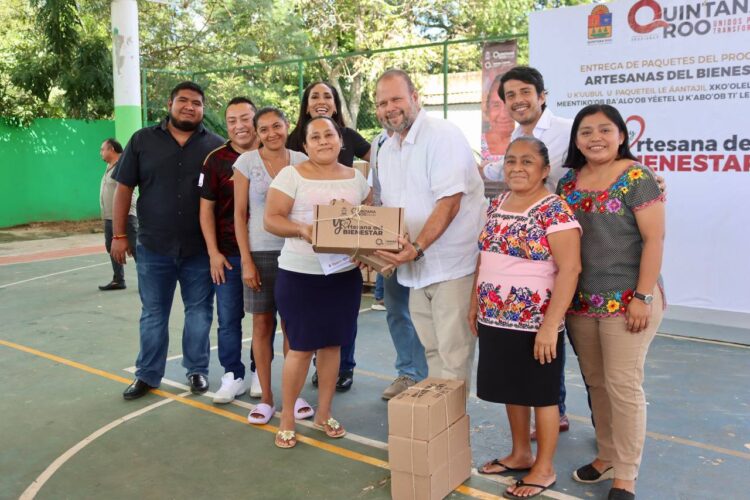 Reciben urdidoras y bordadoras de Leona Vicario paquetes del programa “Artesanas del Bienestar”