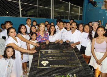 Reconocen a luchador social con placa conmemorativa en estadio de béisbol de Playa del Carmen