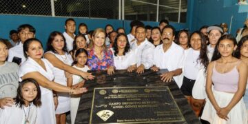 Reconocen a luchador social con placa conmemorativa en estadio de béisbol de Playa del Carmen