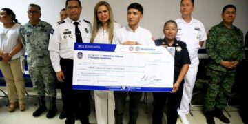 Lili Campos cumple con becas a hijos de policías