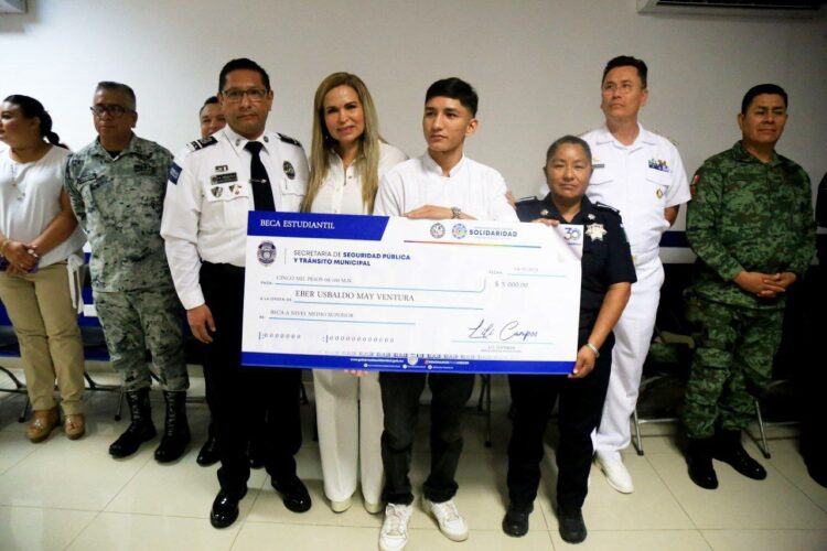 Lili Campos cumple con becas a hijos de policías