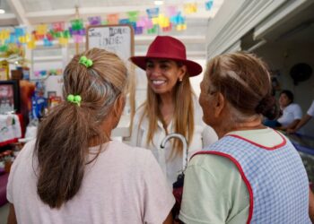 Rinde Marybel Villegas informe legislativo a vecinos de la región 100 de Cancún