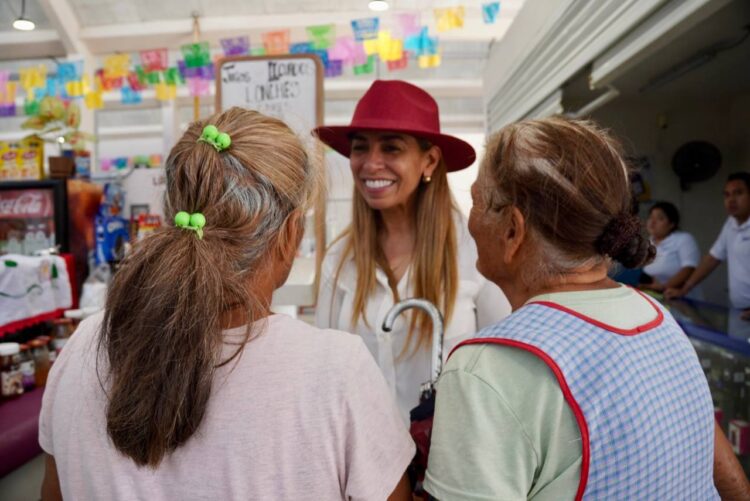 Rinde Marybel Villegas informe legislativo a vecinos de la región 100 de Cancún