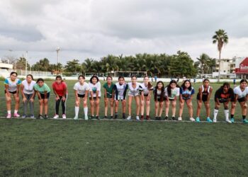 Atenea Gómez impulsa reclutamiento de fútbol femenil en Isla Mujeres