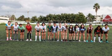 Atenea Gómez impulsa reclutamiento de fútbol femenil en Isla Mujeres