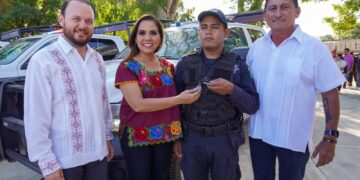 Entrega Mara Lezama patrullas para la seguridad en Bacalar en beneficio de la ciudadanía