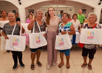 Atenea Gómez entrega kits a abuelitos que participarán en Juegos Estatales Deportivos y Culturales