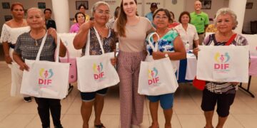 Atenea Gómez entrega kits a abuelitos que participarán en Juegos Estatales Deportivos y Culturales