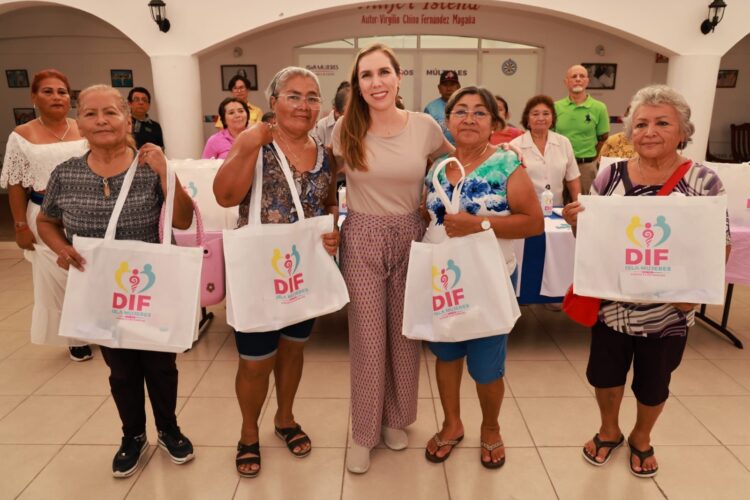 Atenea Gómez entrega kits a abuelitos que participarán en Juegos Estatales Deportivos y Culturales