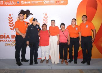 Activa Blanca Merari en Puerto Morelos la iluminación naranja del palacio municipal