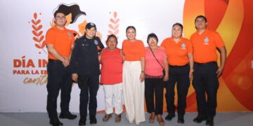 Activa Blanca Merari en Puerto Morelos la iluminación naranja del palacio municipal
