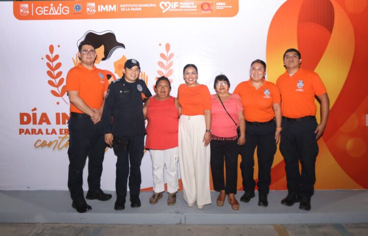 Activa Blanca Merari en Puerto Morelos la iluminación naranja del palacio municipal