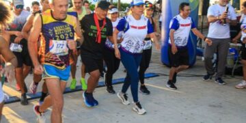 Fomenta Lili Campos deporte inclusivo con carrera en Playa del Carmen