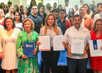 Firma Lili Campos convenio en beneficio de universitarios en Playa del Carmen