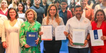 Firma Lili Campos convenio en beneficio de universitarios en Playa del Carmen