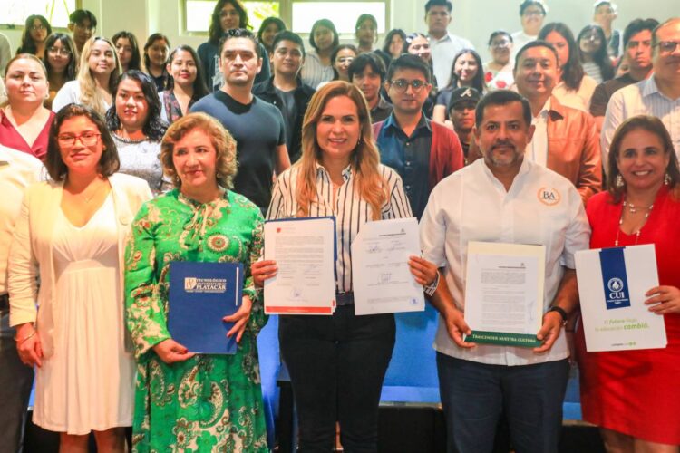 Firma Lili Campos convenio en beneficio de universitarios en Playa del Carmen