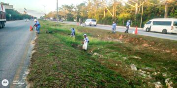 Mantienen carreteras limpias en Solidaridad