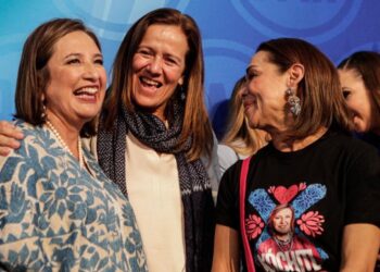 Xóchitl Gálvez ratifica en el PAN su registro como aspirante presidencial del FAM “De repente en lugar de trabajar en la calle, me tengo que dedicar a trabajar las broncas entre los partidos y eso no está bien", expresó Xóchitl Gálvez, coordinadora nacional del Frente Amplio por México (FAM), formalizó su registro como candidata presidencial del PAN para las elecciones presidenciales de México en 2024. Cobijada por las fuerzas del PAN en la sede nacional del partido, la hidalguense entregó a Marko Cortés, presidente del partido, su documentación para registrarse de forma oficial. “Recibamos a quien recibió más de un millón de firmas de respaldo de mexicanas y mexicanos; a quien fue, por aclamación, elegida como responsable del Frente Amplio por México; a quien logró unir a la sociedad y a los partidos de oposición y a quien le devolvió la esperanza a México de que cambiaremos el rumbo. “¡Bienvenida Xóchitl Gálvez! Enhorabuena, mi querida amiga, porque estoy seguro que contigo corregiremos el rumbo de México”, expresó Cortés al celebrar el inicio del proceso. Con las manos en el aire, el líder de Acción Nacional coreó: “¡Presidenta!”. “Quiero ser precandidata de Acción Nacional a la Presidencia de México”, expresó por su lado Gálvez. Xóchitl Gálvez recibe constancia del PAN Acto seguido, de mano de las dirigencias, la senadora Gálvez recibió la constancia que acredita la solicitud de registro de la empresaria. Agradeció de forma especial a Lilly Téllez, Santiago Creel, Margarita Zavala y Josefina Vázquez Mota por mostrarle su apoyo y aportar la fuerza de sus bases a sus aspiraciones presidenciales.