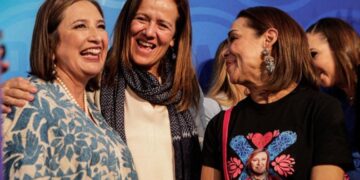 Xóchitl Gálvez ratifica en el PAN su registro como aspirante presidencial del FAM “De repente en lugar de trabajar en la calle, me tengo que dedicar a trabajar las broncas entre los partidos y eso no está bien", expresó Xóchitl Gálvez, coordinadora nacional del Frente Amplio por México (FAM), formalizó su registro como candidata presidencial del PAN para las elecciones presidenciales de México en 2024. Cobijada por las fuerzas del PAN en la sede nacional del partido, la hidalguense entregó a Marko Cortés, presidente del partido, su documentación para registrarse de forma oficial. “Recibamos a quien recibió más de un millón de firmas de respaldo de mexicanas y mexicanos; a quien fue, por aclamación, elegida como responsable del Frente Amplio por México; a quien logró unir a la sociedad y a los partidos de oposición y a quien le devolvió la esperanza a México de que cambiaremos el rumbo. “¡Bienvenida Xóchitl Gálvez! Enhorabuena, mi querida amiga, porque estoy seguro que contigo corregiremos el rumbo de México”, expresó Cortés al celebrar el inicio del proceso. Con las manos en el aire, el líder de Acción Nacional coreó: “¡Presidenta!”. “Quiero ser precandidata de Acción Nacional a la Presidencia de México”, expresó por su lado Gálvez. Xóchitl Gálvez recibe constancia del PAN Acto seguido, de mano de las dirigencias, la senadora Gálvez recibió la constancia que acredita la solicitud de registro de la empresaria. Agradeció de forma especial a Lilly Téllez, Santiago Creel, Margarita Zavala y Josefina Vázquez Mota por mostrarle su apoyo y aportar la fuerza de sus bases a sus aspiraciones presidenciales.