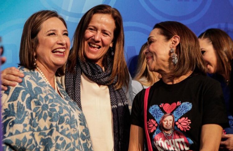 Xóchitl Gálvez ratifica en el PAN su registro como aspirante presidencial del FAM “De repente en lugar de trabajar en la calle, me tengo que dedicar a trabajar las broncas entre los partidos y eso no está bien", expresó Xóchitl Gálvez, coordinadora nacional del Frente Amplio por México (FAM), formalizó su registro como candidata presidencial del PAN para las elecciones presidenciales de México en 2024. Cobijada por las fuerzas del PAN en la sede nacional del partido, la hidalguense entregó a Marko Cortés, presidente del partido, su documentación para registrarse de forma oficial. “Recibamos a quien recibió más de un millón de firmas de respaldo de mexicanas y mexicanos; a quien fue, por aclamación, elegida como responsable del Frente Amplio por México; a quien logró unir a la sociedad y a los partidos de oposición y a quien le devolvió la esperanza a México de que cambiaremos el rumbo. “¡Bienvenida Xóchitl Gálvez! Enhorabuena, mi querida amiga, porque estoy seguro que contigo corregiremos el rumbo de México”, expresó Cortés al celebrar el inicio del proceso. Con las manos en el aire, el líder de Acción Nacional coreó: “¡Presidenta!”. “Quiero ser precandidata de Acción Nacional a la Presidencia de México”, expresó por su lado Gálvez. Xóchitl Gálvez recibe constancia del PAN Acto seguido, de mano de las dirigencias, la senadora Gálvez recibió la constancia que acredita la solicitud de registro de la empresaria. Agradeció de forma especial a Lilly Téllez, Santiago Creel, Margarita Zavala y Josefina Vázquez Mota por mostrarle su apoyo y aportar la fuerza de sus bases a sus aspiraciones presidenciales.