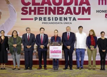 Presenta Sheinbaum a su equipo de precampaña