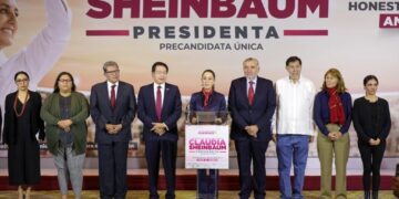 Presenta Sheinbaum a su equipo de precampaña