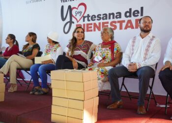 Entrega Mara Lezama más apoyos a artesanos y artesanas de Bacalar