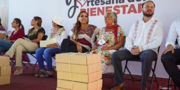 Entrega Mara Lezama más apoyos a artesanos y artesanas de Bacalar