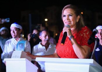Playa del Carmen brilla con el tradicional encendido del árbol navideño
