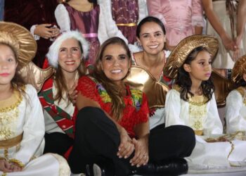 Atenea Gómez acompaña a la gobernadora Mara Lezama a celebrar el arranque de las actividades navideñas