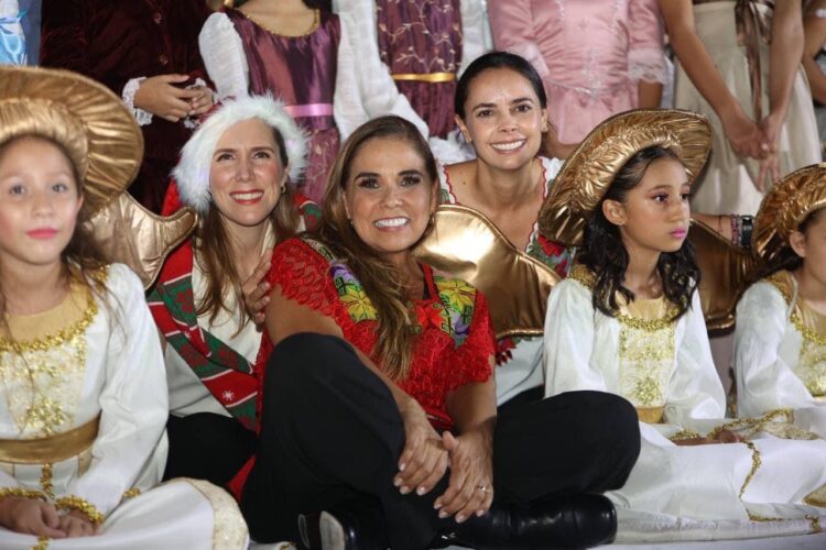 Atenea Gómez acompaña a la gobernadora Mara Lezama a celebrar el arranque de las actividades navideñas